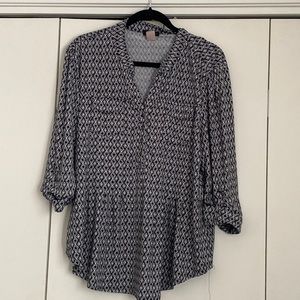 Black and white 3/4 button up sleeves.